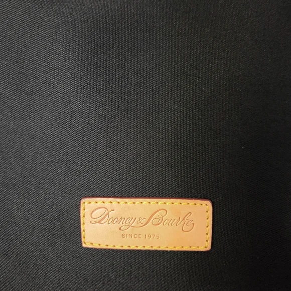 Elegant Black and Tan Tote Bag - Picture 2 of 16